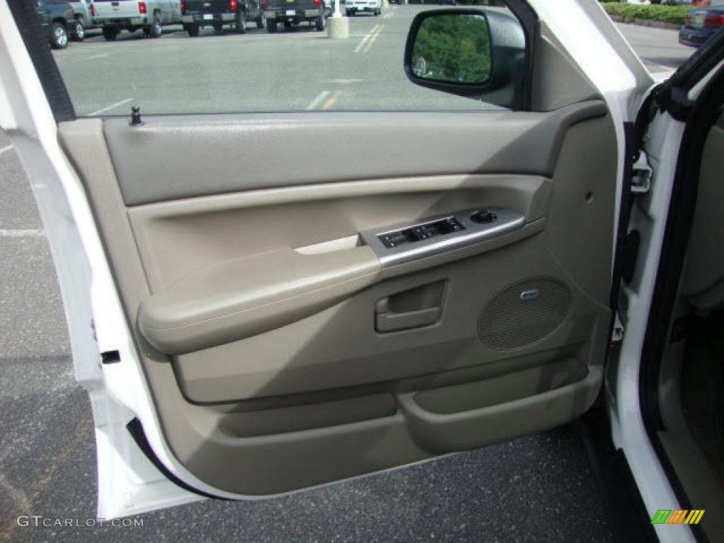2008 Grand Cherokee Laredo 4x4 - Stone White / Khaki photo #5