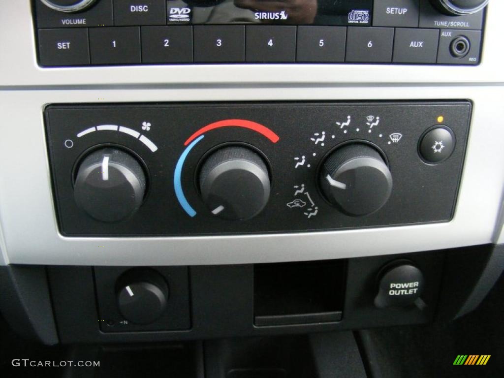 2008 Dodge Dakota Laramie Crew Cab 4x4 Controls Photo #38107347