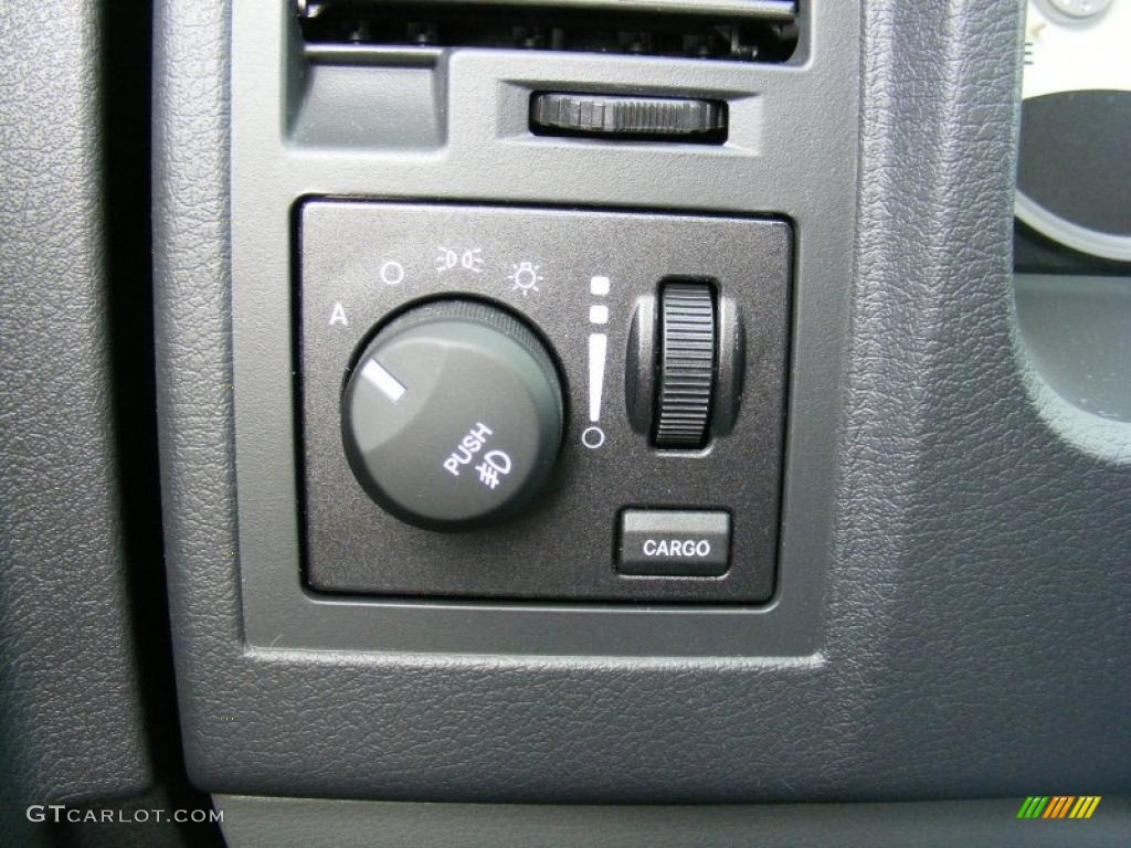 2008 Dodge Dakota Laramie Crew Cab 4x4 Controls Photo #38107379