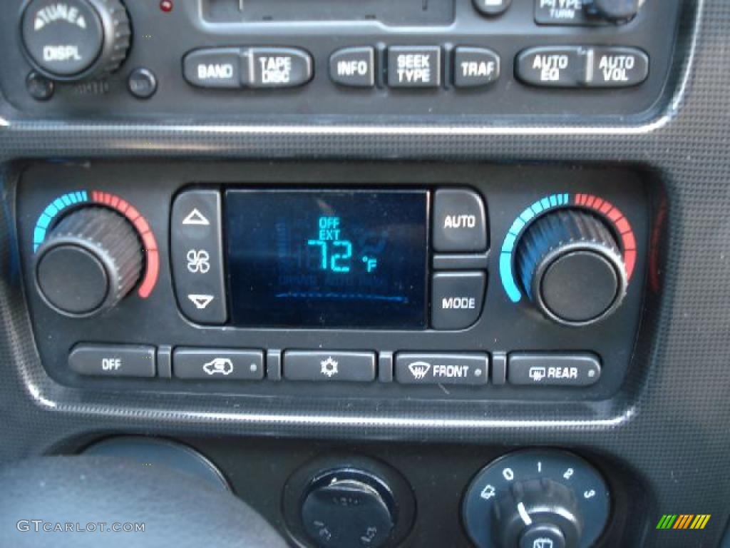 2004 GMC Envoy XUV SLT 4x4 Controls Photo #38109791
