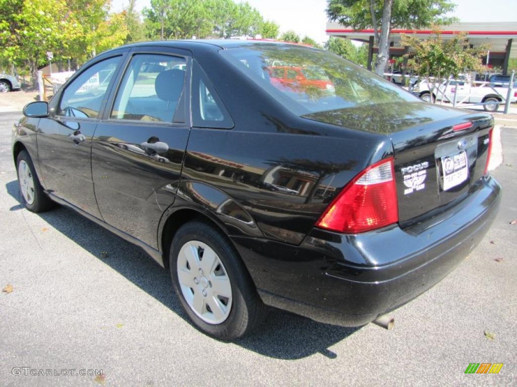 2006 Focus ZX4 S Sedan - Pitch Black / Dark Flint/Light Flint photo #2