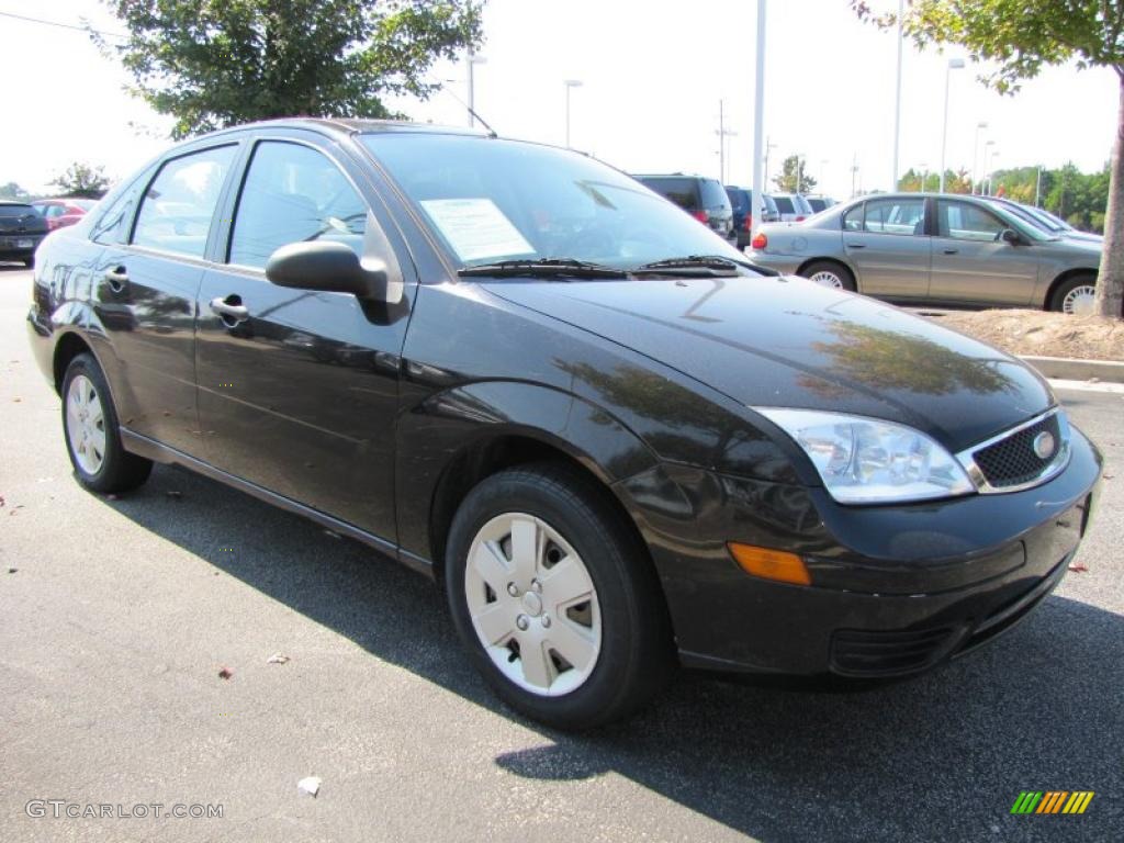 2006 Focus ZX4 S Sedan - Pitch Black / Dark Flint/Light Flint photo #4