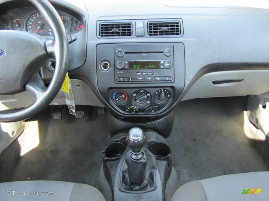 2006 Focus ZX4 S Sedan - Pitch Black / Dark Flint/Light Flint photo #9