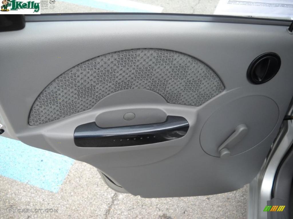 Gray Interior 2004 Chevrolet Aveo Hatchback Photo #38112283