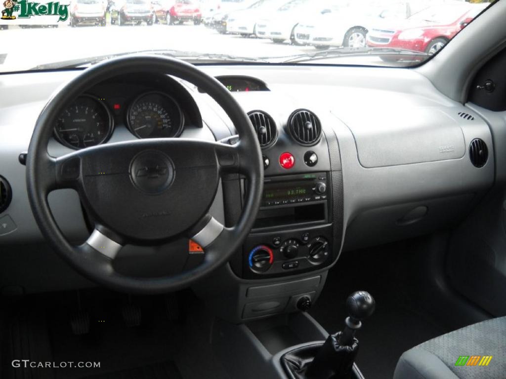 2004 Chevrolet Aveo Hatchback Gray Dashboard Photo #38112299