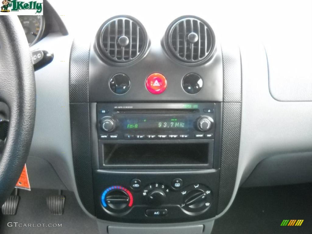 2004 Chevrolet Aveo Hatchback Controls Photo #38112375