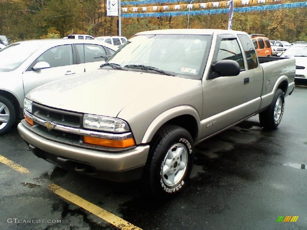 2002 S10 LS Extended Cab 4x4 - Light Pewter Metallic / Graphite photo #1