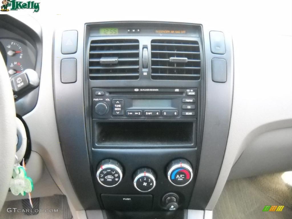 2005 Hyundai Tucson GL Controls Photo #38113995