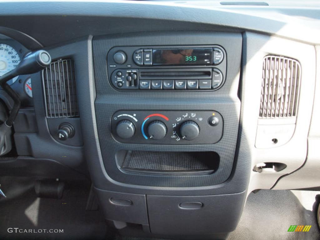 2004 Dodge Ram 1500 ST Regular Cab Controls Photo #38118667