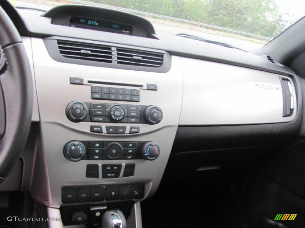 2010 Ford Focus SES Coupe Controls Photo #38126081