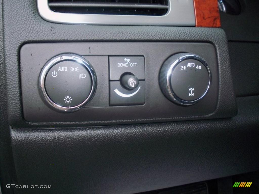 2011 Chevrolet Avalanche LS 4x4 Controls Photo #38128258