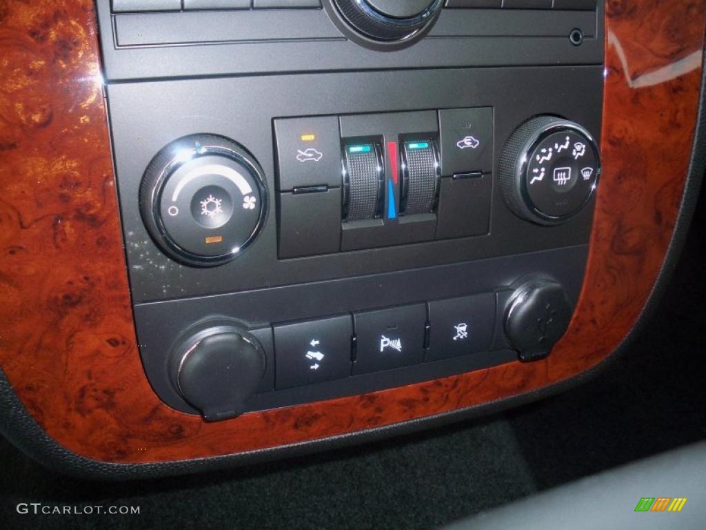 2011 Chevrolet Avalanche LS 4x4 Controls Photo #38128274