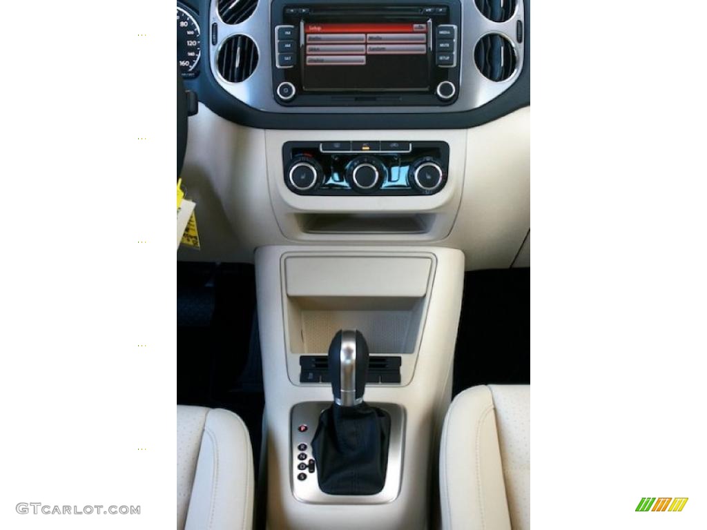 2011 Volkswagen Tiguan SE Controls Photo #38148399