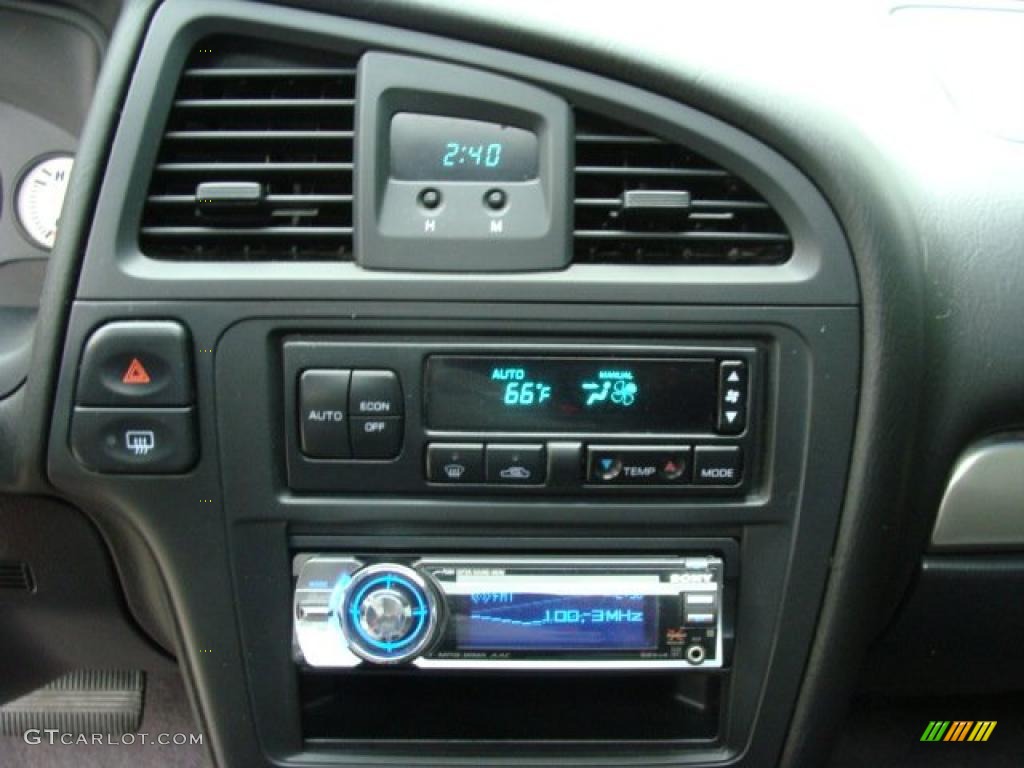 2004 Nissan Pathfinder SE 4x4 Controls Photo #38165070