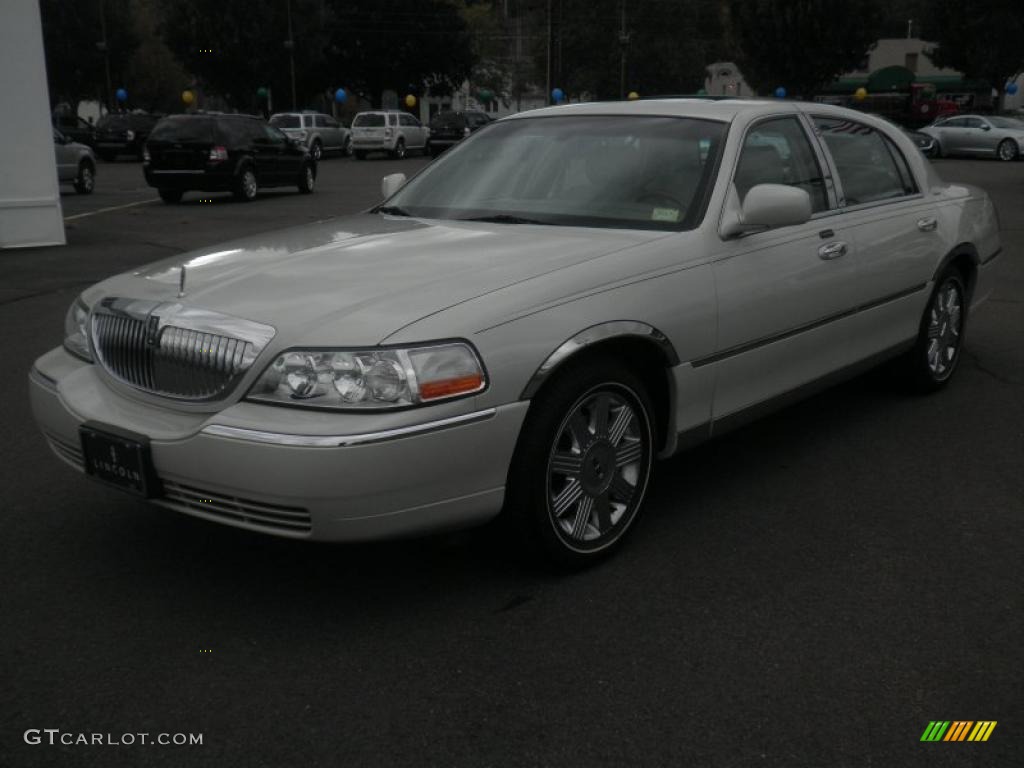 2004 Town Car Ultimate - Ceramic White Tri-Coat / Light Parchment photo #1