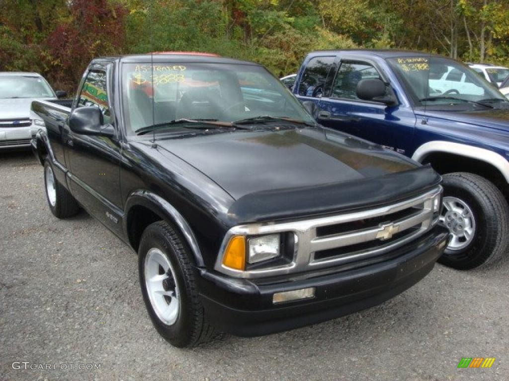 Black Chevrolet S10