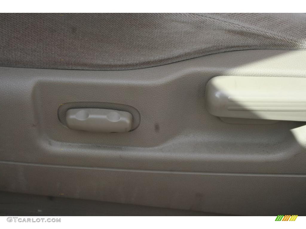 2005 Freestar SES - Vibrant White / Pebble Beige photo #9