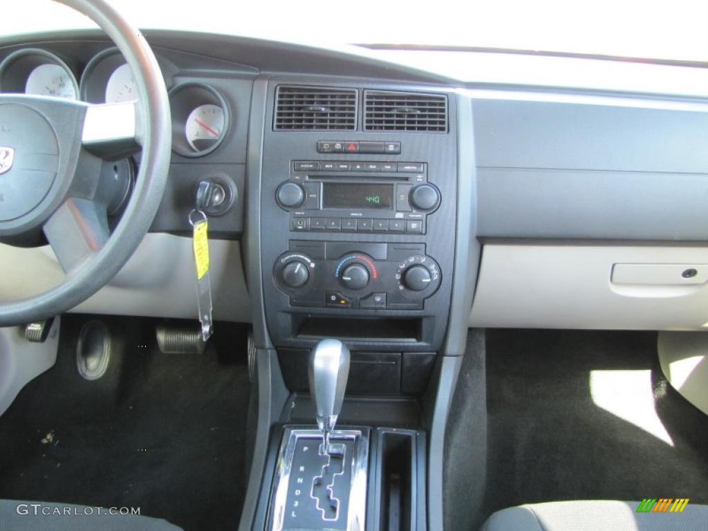 2007 Dodge Magnum SE Controls Photo #38200704