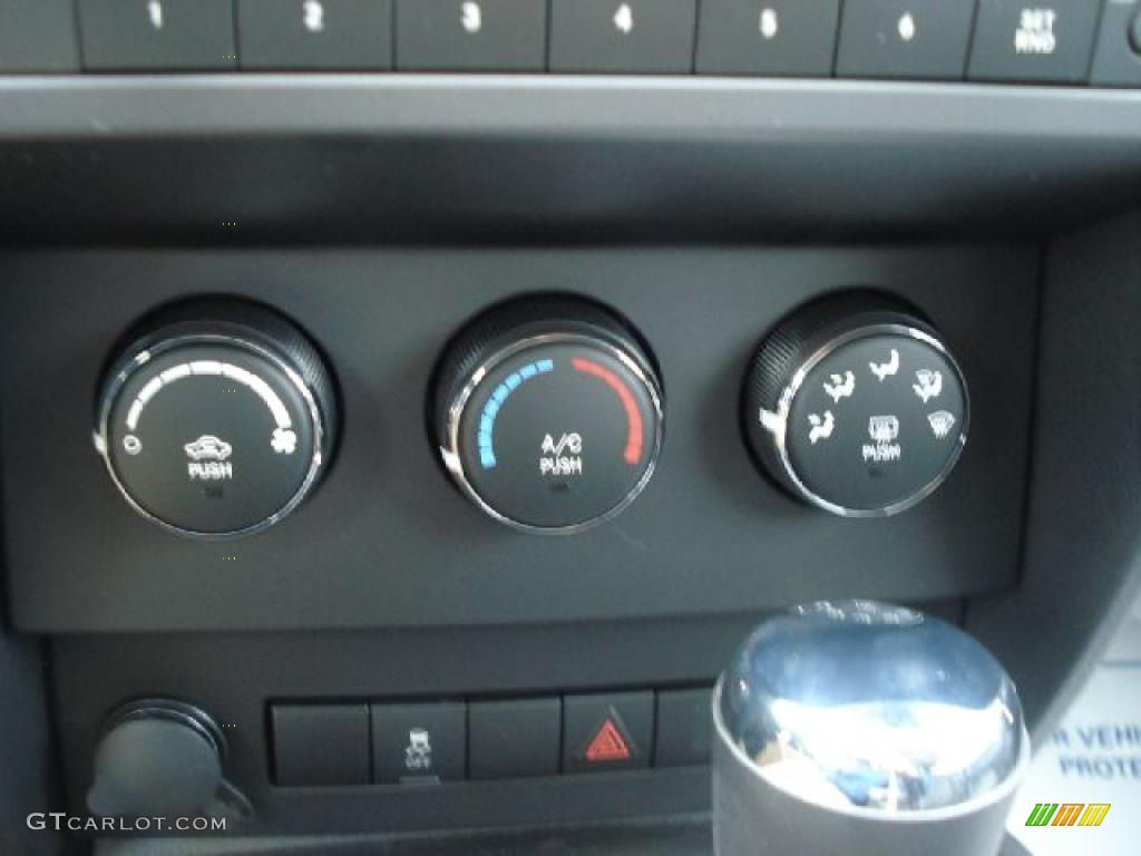 2011 Dodge Nitro Heat Controls Photo #38201688