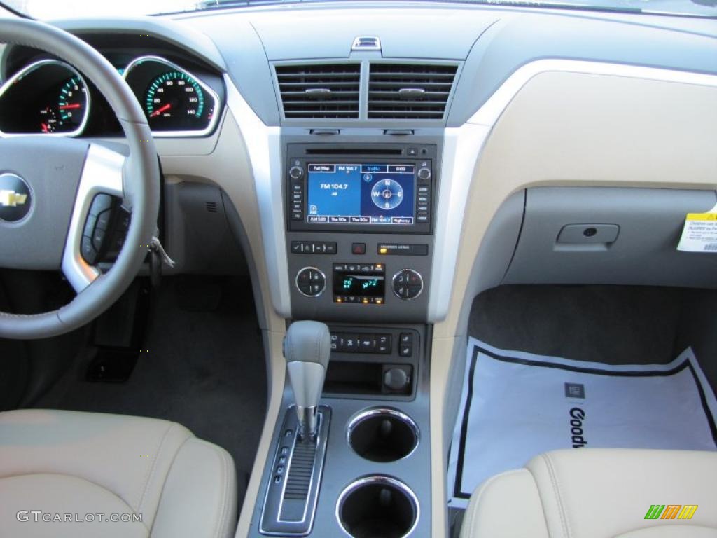 2011 Chevrolet Traverse LT Cashmere/Ebony Dashboard Photo #38211136