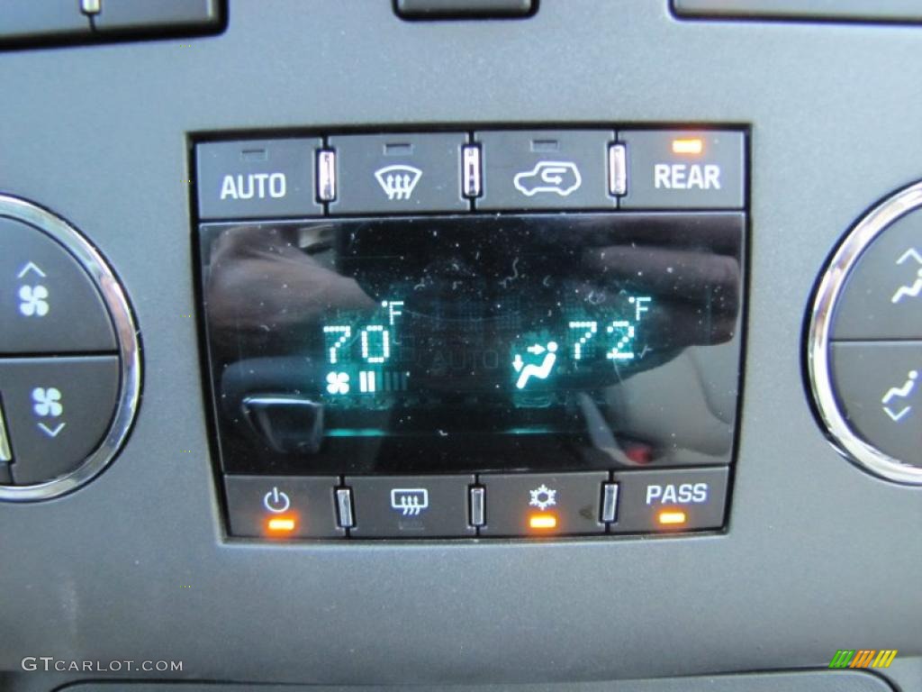 2011 Chevrolet Traverse LT Controls Photo #38211208