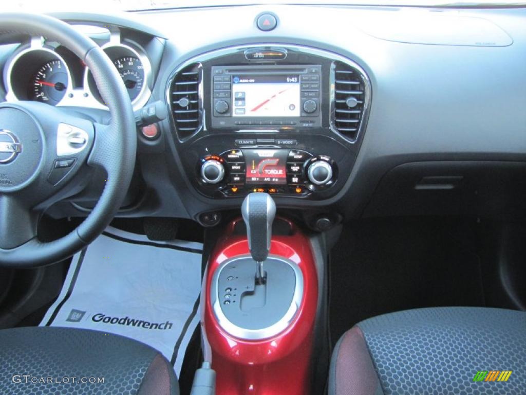 2011 Nissan Juke SV Controls Photo #38211992