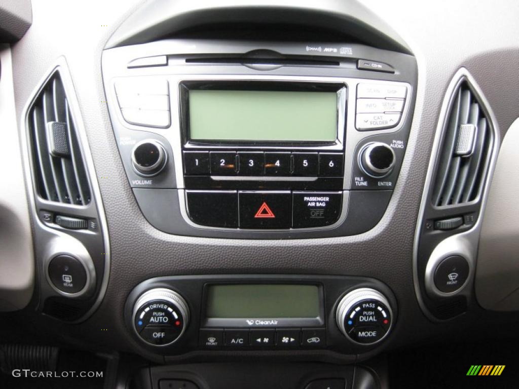2011 Hyundai Tucson Limited Controls Photo #38214120