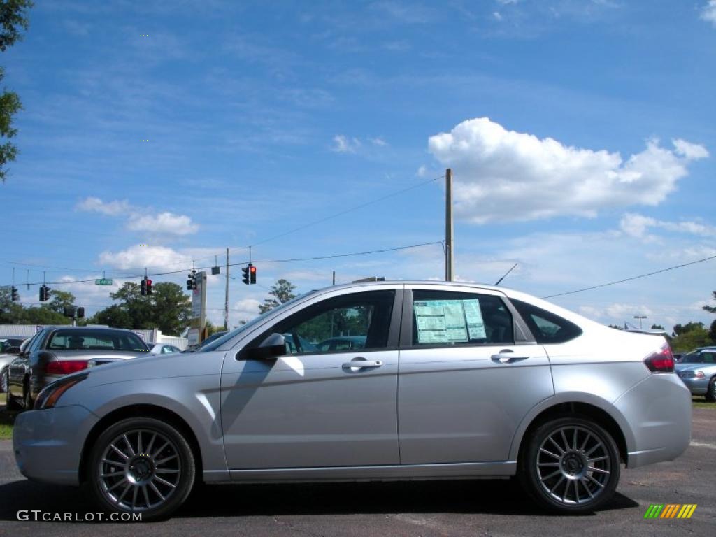 2011 Focus SES Sedan - Ingot Silver Metallic / Charcoal Black photo #2