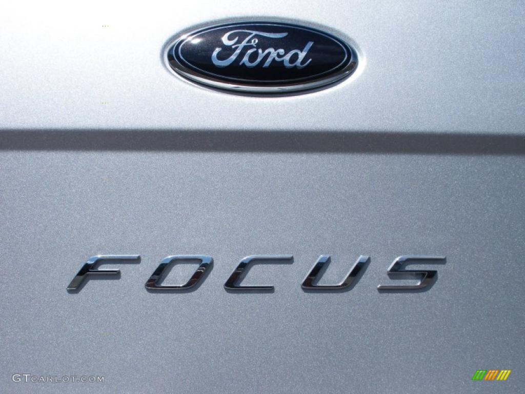 2011 Focus SES Sedan - Ingot Silver Metallic / Charcoal Black photo #4