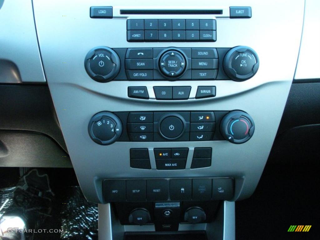 2011 Focus SES Sedan - Ingot Silver Metallic / Charcoal Black photo #10