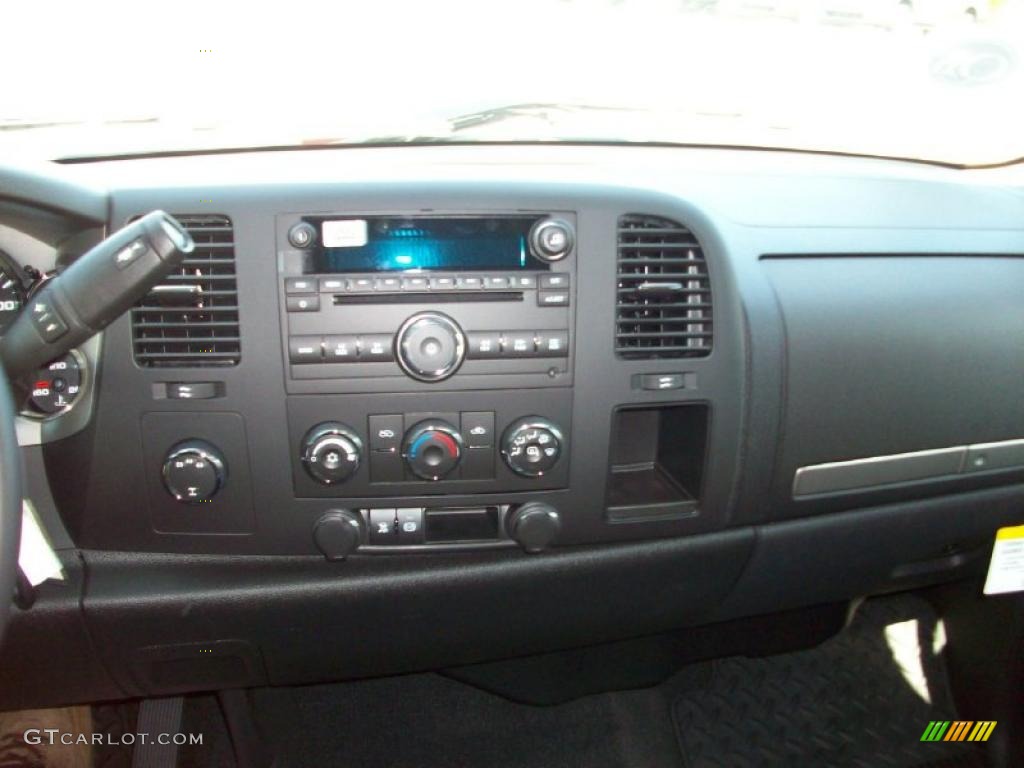 2011 Chevrolet Silverado 2500HD LT Crew Cab 4x4 Controls Photo #38226617