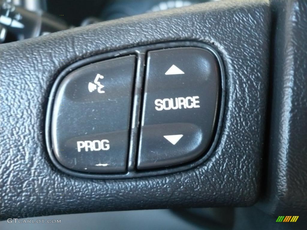 2007 GMC Sierra 1500 Classic SLT Extended Cab 4x4 Controls Photo #38228631