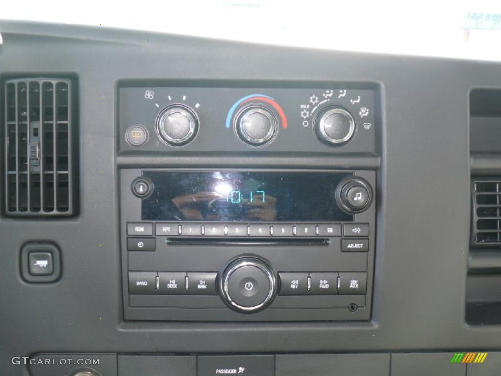 2010 Chevrolet Express LT 3500 Passenger Van Controls Photo #38230575