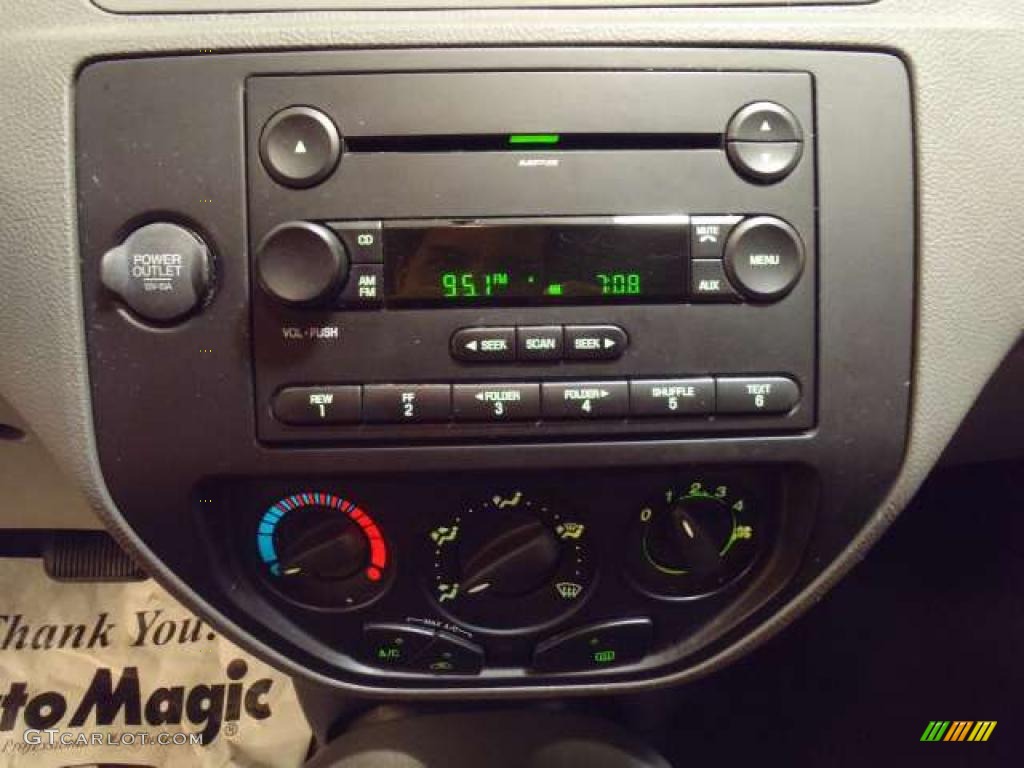 2005 Ford Focus ZXW SE Wagon Controls Photo #38230583