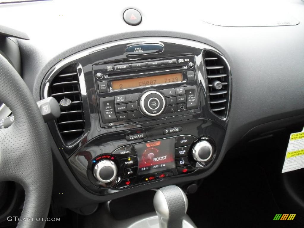 2011 Nissan Juke SV AWD Controls Photo #38230623