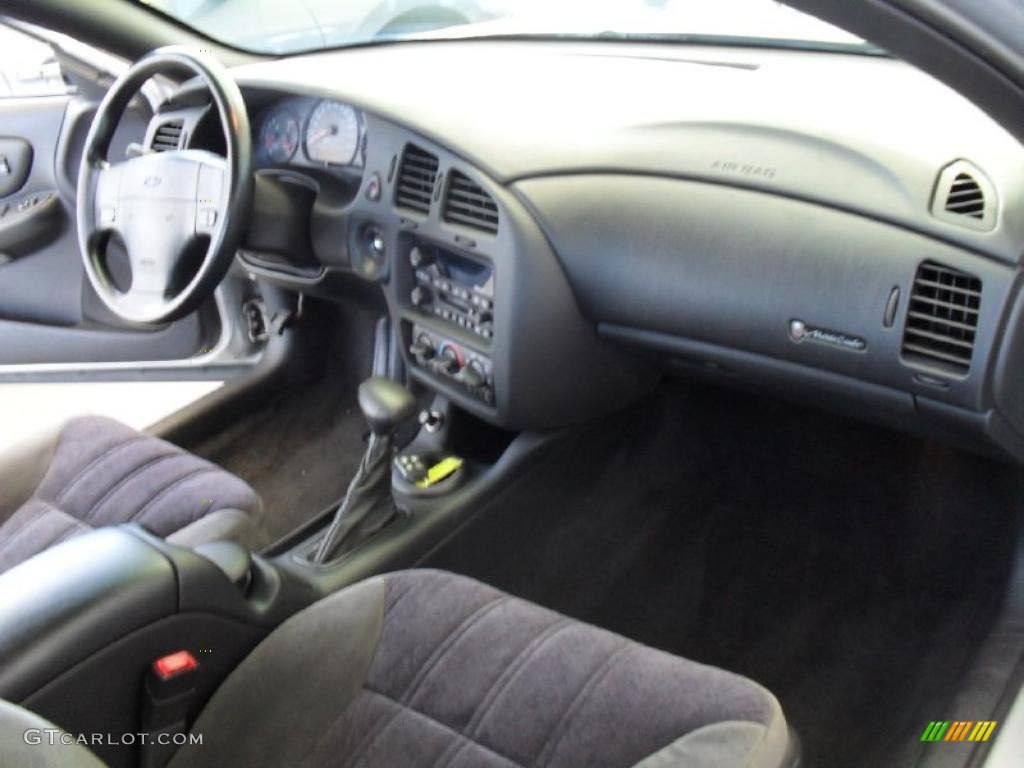 2001 Chevrolet Monte Carlo LS Medium Gray Dashboard Photo #38231407
