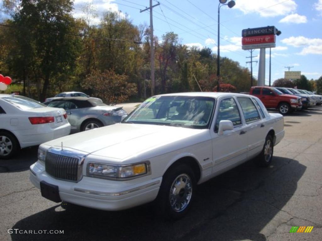 1997 Town Car Signature - Opal Opalescent Metallic / Beige photo #1