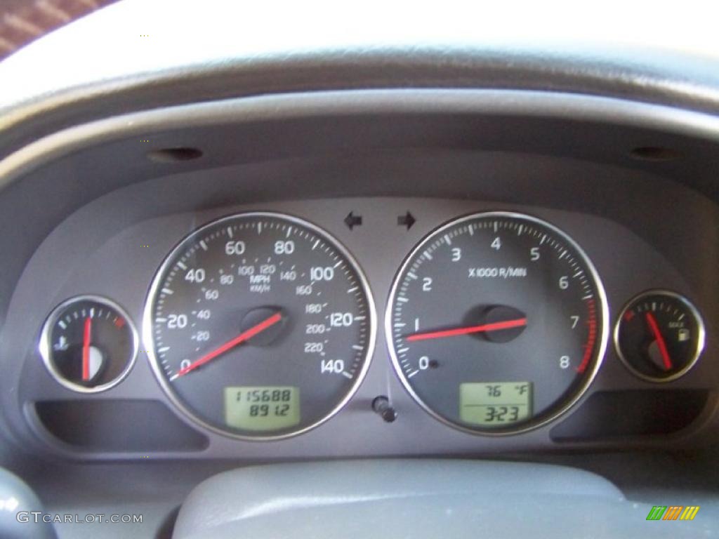 2004 Volvo S40 1.9T Gauges Photo #38239647