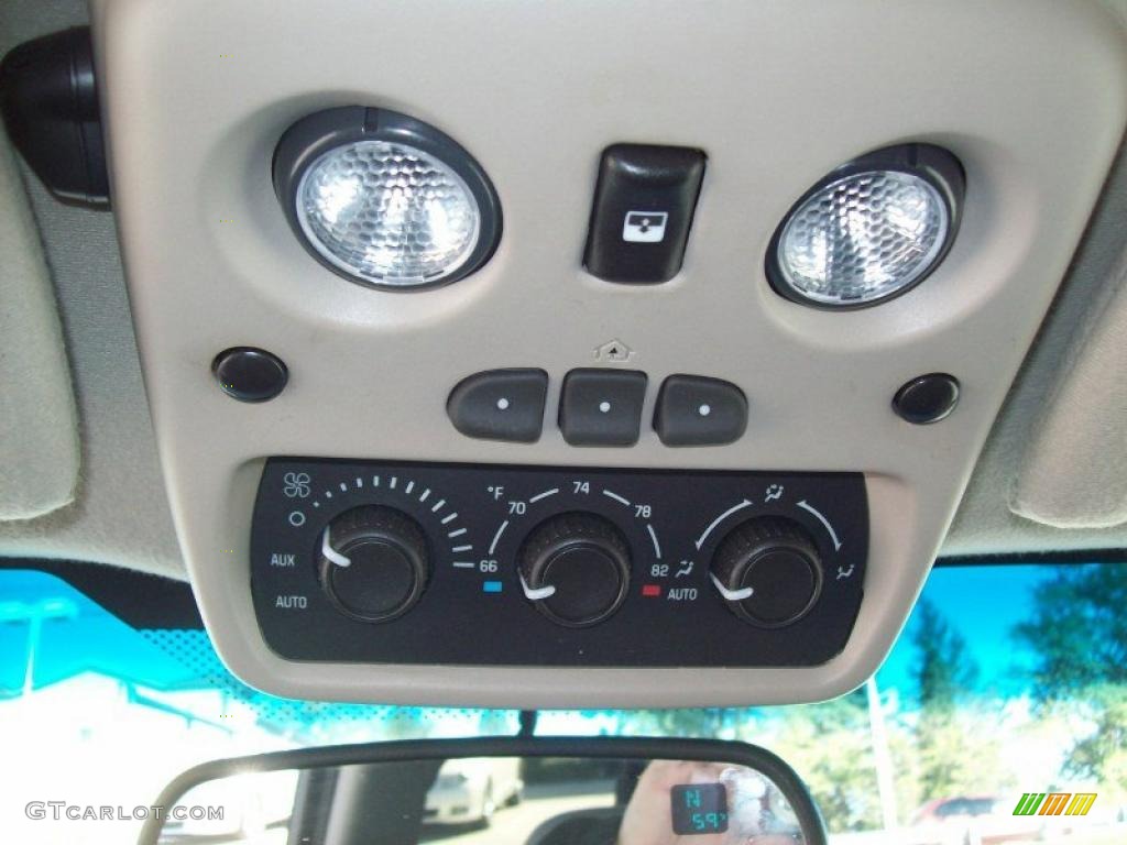 2006 Chevrolet Suburban LT 1500 4x4 Controls Photo #38246807
