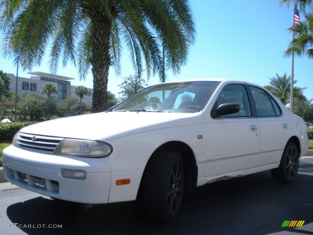 1996 Altima GXE - Cloud White / Beige photo #2