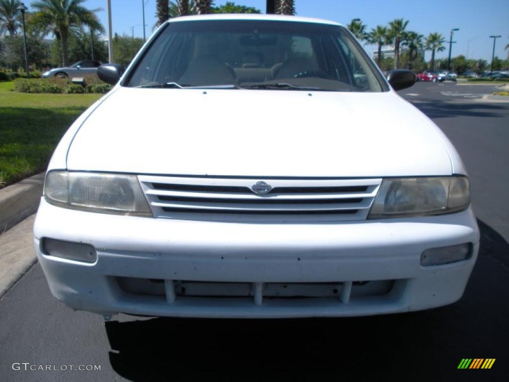 1996 Altima GXE - Cloud White / Beige photo #3