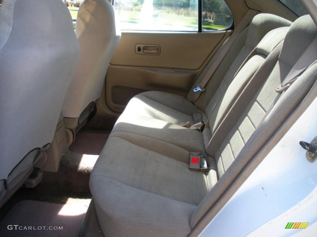 1996 Altima GXE - Cloud White / Beige photo #14