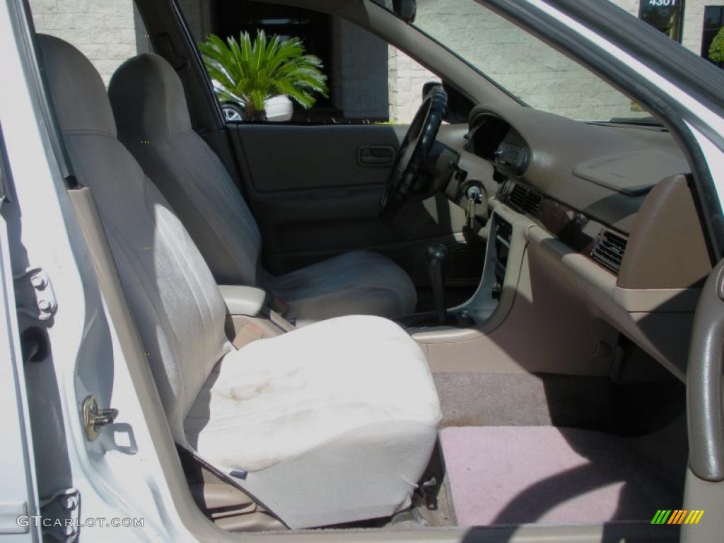 1996 Altima GXE - Cloud White / Beige photo #16