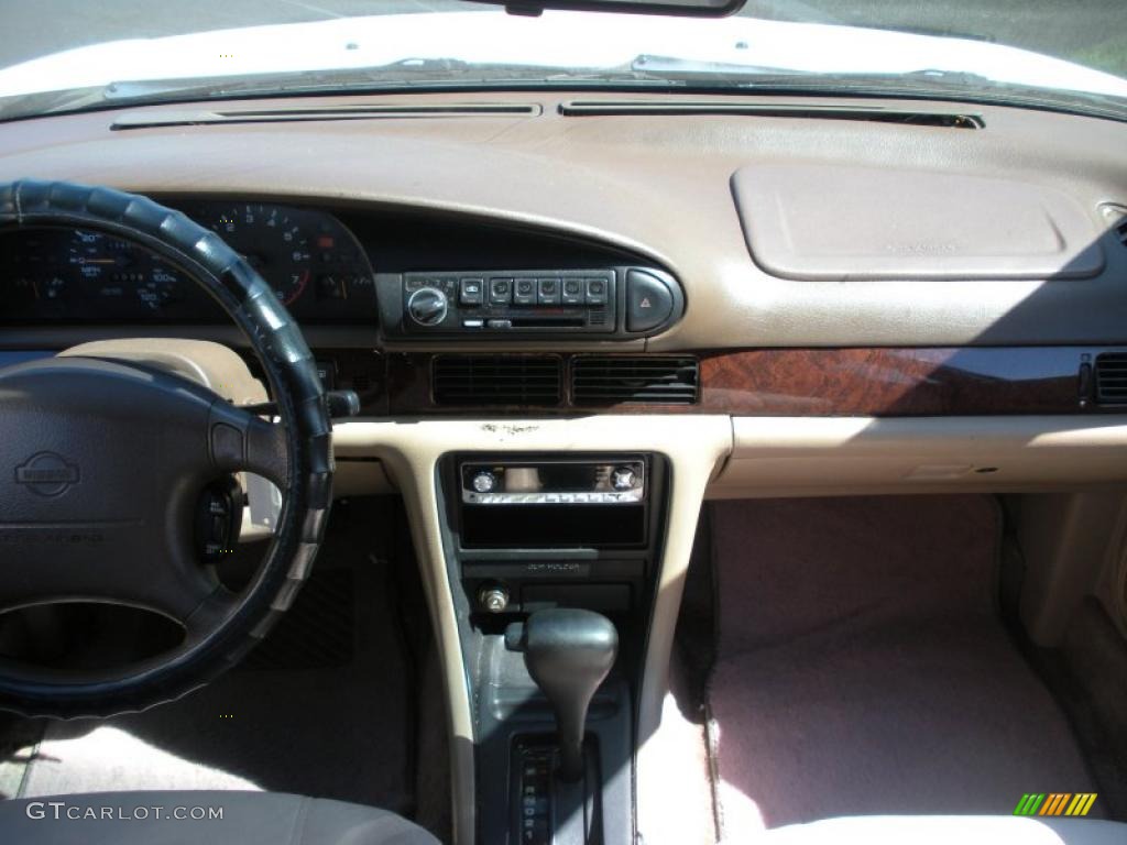 1996 Altima GXE - Cloud White / Beige photo #18