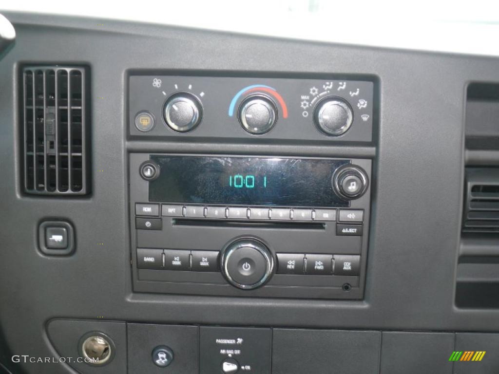 2010 Chevrolet Express LT 3500 Extended Passenger Van Controls Photo #38270165