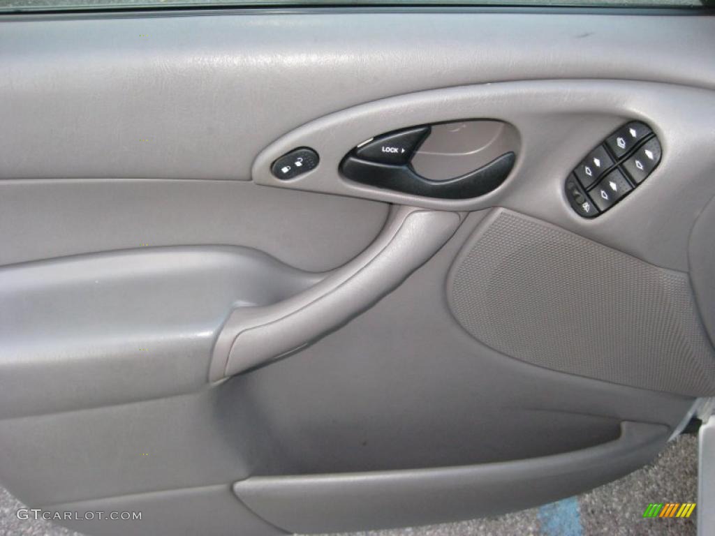 2003 Focus SE Sedan - CD Silver Metallic / Medium Graphite photo #16