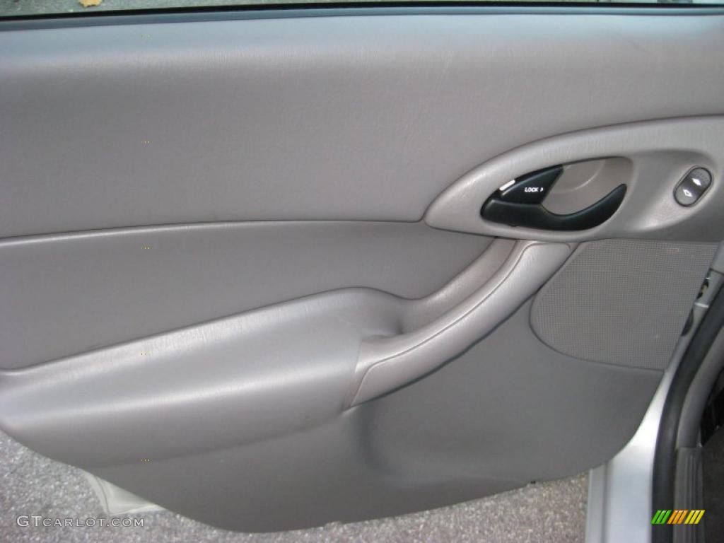 2003 Focus SE Sedan - CD Silver Metallic / Medium Graphite photo #19