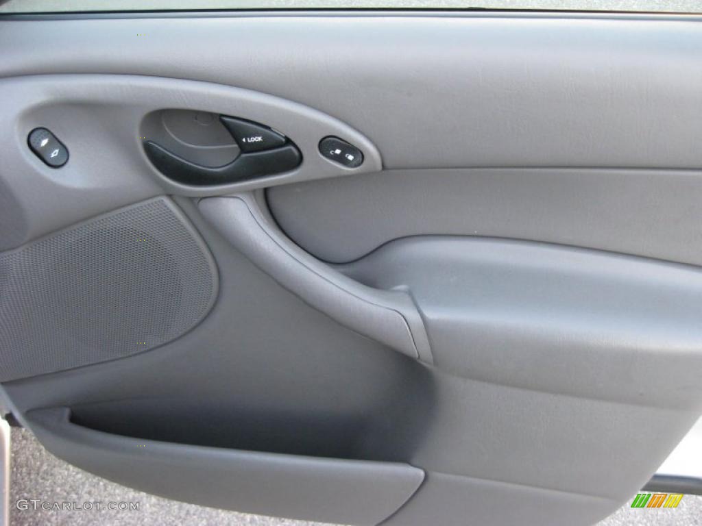2003 Focus SE Sedan - CD Silver Metallic / Medium Graphite photo #22