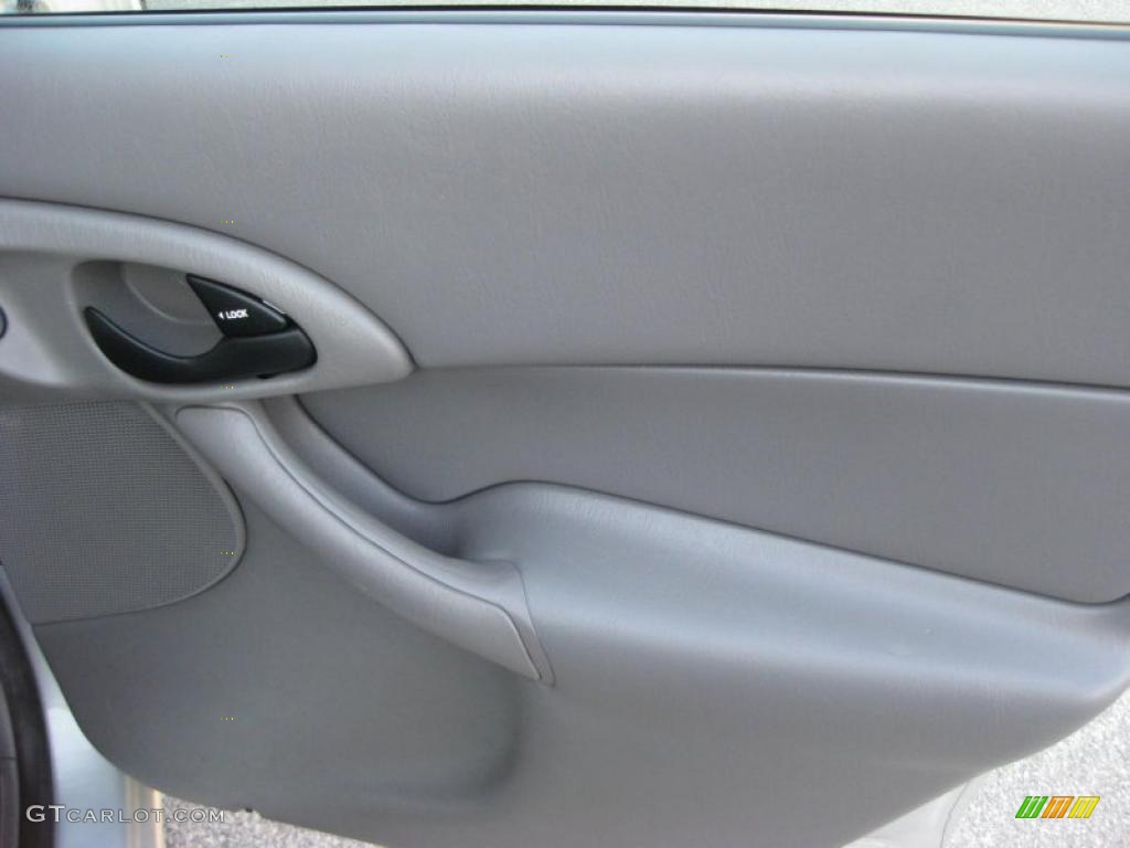2003 Focus SE Sedan - CD Silver Metallic / Medium Graphite photo #25