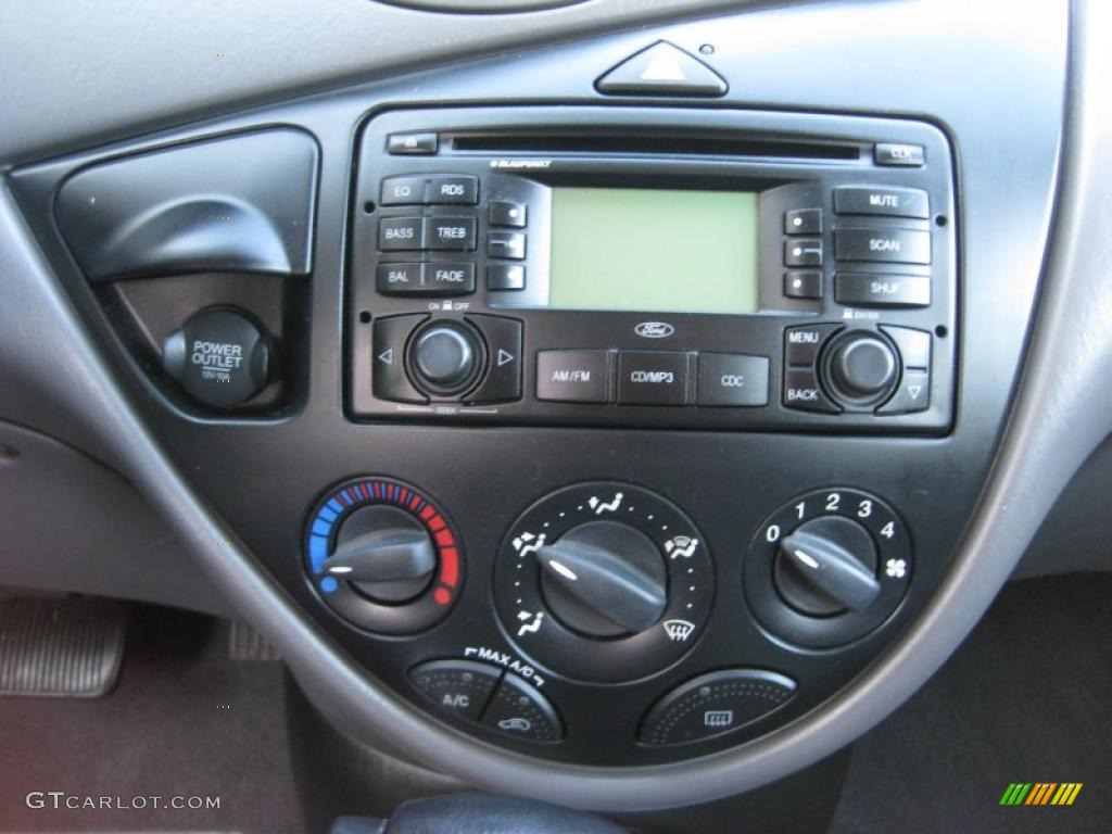 2003 Focus SE Sedan - CD Silver Metallic / Medium Graphite photo #27